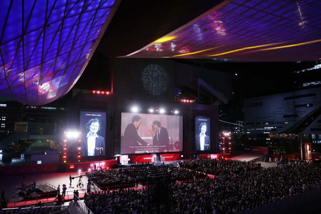 [부산=뉴시스] 하경민 기자 = 제30회 부산국제영화제 개막식이 17일 부산 해운대구 영화의전당에서 열리고 있다. 26일까지 열흘간 열리는 이번 영화제는 7개 극장 31개 스크린에서 공식 초청작 64개국 241편과 커뮤니티비프 87편 등 총 328편의 작품을 상영한다. 2025.09.17. yulnetphoto@newsis.com