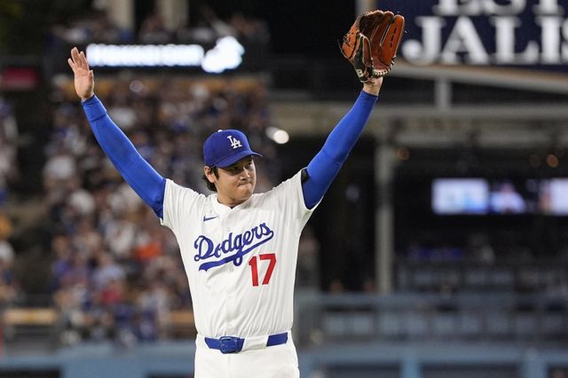 다저스 오타니 쇼헤이는 17일(한국시간) 다저스타디움에서 열린 ‘2025 MLB’ 필라델피아와 홈경기에서 1번타자 선발투수로 나서 시즌 50호 홈런을 포함해 5타수 2안타 1타점 1득점을 기록했고, 투수로 5이닝 무실점 노히트를 투구를 펼쳤다. LA(미 캘리포니아주)｜AP 뉴시스