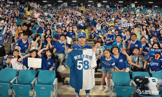 삼성 팬들이 16일 대구삼성라이온즈파크에서 열린 롯데전 종료 후 수훈선수로 선정된 김지찬과 함께 사진을 찍고 있다. 삼성 선수들에게는 팬들의 응원이 또 하나의 홈 어드밴티지다. 사진제공｜삼성 라이온즈