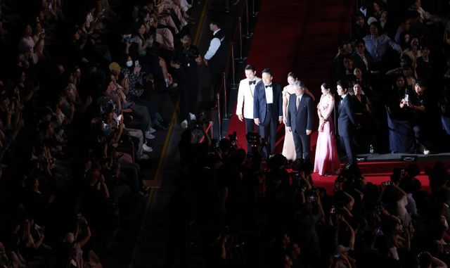 [부산=뉴시스] 하경민 기자 = 제30회 부산국제영화제 개막식이 열린 17일 부산 해운대구 영화의전당에서 개막작인 ‘어쩔수가없다’의 박찬욱 감독과 배우들이 레드카펫을 지나고 있다. 26일까지 열흘간 열리는 이번 영화제는 7개 극장 31개 스크린에서 공식 초청작 64개국 241편과 커뮤니티비프 87편 등 총 328편의 작품을 상영한다. 2025.09.17. yulnetphoto@newsis.com