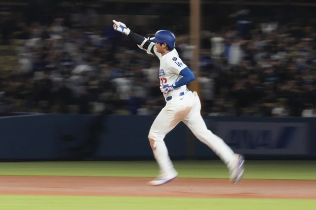 다저스 오타니 쇼헤이는 17일(한국시간) 다저스타디움에서 열린 ‘2025 MLB’ 필라델피아와 홈경기에서 1번타자 선발투수로 나서 시즌 50호 홈런을 포함해 5타수 2안타 1타점 1득점을 기록했고, 투수로 5이닝 무실점 노히트를 투구를 펼쳤다. LA(미 캘리포니아주)｜AP 뉴시스