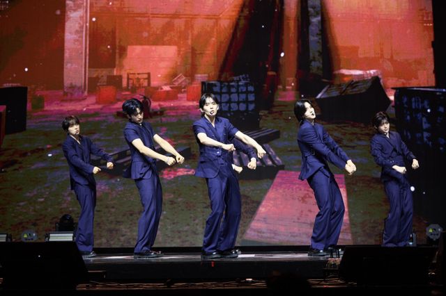 17일 컴백 쇼케이스에서 루네이트는 타이틀곡 ‘로스트’와 ‘너티’를 선보이며 보다 성숙한 매력을 예고했다.