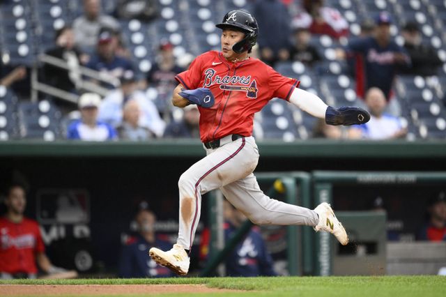 애틀랜타 김하성이 17일(한국시간) 워싱턴과 더블헤더 제1경기에서 4타수 2안타 2득점, 제2경기에서 2타수 1안타 1득점을 올리며 팀의 4연승에 일조했다. 더블헤더 제1경기 8회초 비달 브루얀의 안타 때 홈을 파고드는 김하성. 워싱턴DC｜AP뉴시스