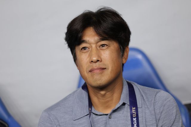 서정원 청두 감독이 17일 울산문수경기장에서 열린 울산과의 ACLE 리그 스테이지 원정경기 도중 그라운드를 응시하고 있다. 사진제공｜한국프로축구연맹