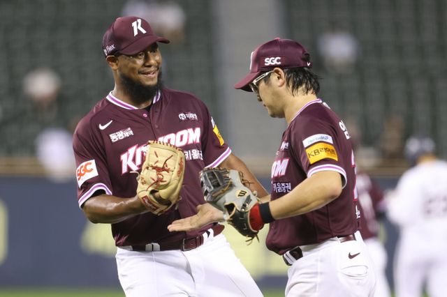 키움 외국인투수 메르세데스(왼쪽)가 17일 잠실 두산전에서 7이닝 1실점의 올 시즌 최고의 투구로 팀의 4-1 승리를 이끌고&nbsp;3승(2패)째를 챙겼다. 이닝을 마무리한 뒤 1루수 임지열과 하이파이브를 하는 메르세데스. 사진제공｜키움 히어로즈