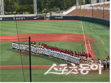 제53회 봉황대기 결승전에 앞서 인사를 나누는 경남고-마산용마고 선수들. 사진 제공｜한정흠 학생기자(경남고 1)