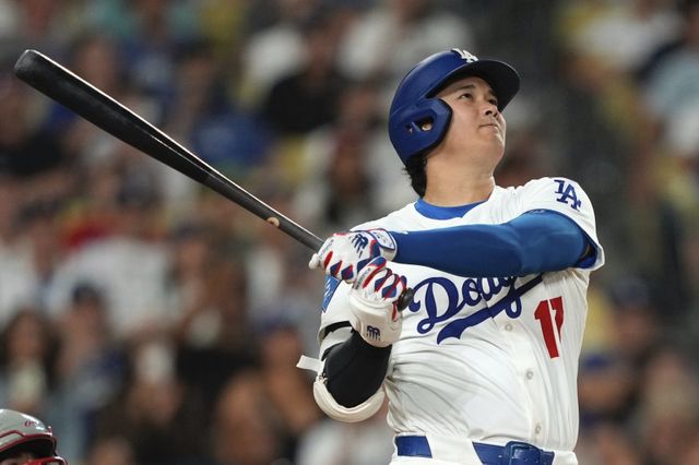 다저스 오타니 쇼헤이는 17일(한국시간) 다저스타디움에서 열린 ‘2025 MLB’ 필라델피아와 홈경기에서 1번타자 선발투수로 나서 시즌 50호 홈런을 포함해 5타수 2안타 1타점 1득점을 기록했고, 투수로 5이닝 무실점 노히트를 투구를 펼쳤다. LA(미 캘리포니아주)｜AP 뉴시스