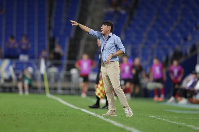 신태용 울산 감독이 17일 울산문수경기장에서 열린 청두와 ACLE 리그 스테이지 1차전 홈경기 도중 작전지시를 하고 있다. 사진제공｜한국프로축구연맹