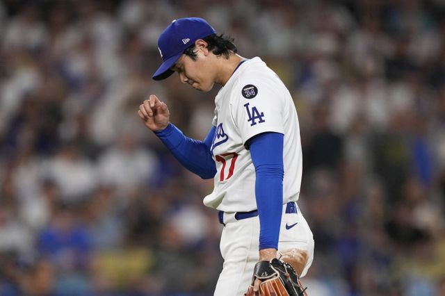 다저스 오타니 쇼헤이는 17일(한국시간) 다저스타디움에서 열린 ‘2025 MLB’ 필라델피아와 홈경기에서 1번타자 선발투수로 나서 시즌 50호 홈런을 포함해 5타수 2안타 1타점 1득점을 기록했고, 투수로 5이닝 무실점 노히트를 투구를 펼쳤다. LA(미 캘리포니아주)｜AP 뉴시스