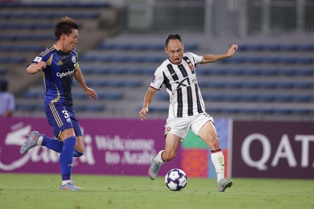 서울 문선민(오른쪽)이 16일 일본 도쿄 마치다 기온 스타디움에서 열린 마치다 젤비아와 2025~2026시즌 ACLE 동아시아권역 리그 스테이지 1차전 원정경기 도중 드리블하고 있다. 사진제공｜한국프로축구연맹