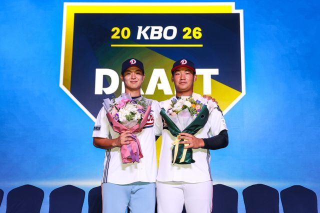 ‘2026 KBO 신인드래프트’에서 두산의 지명을 받은 김주오(오른쪽)와 서준오가 기념촬영을 하고 있다. 김주오는 1라운드, 서준오는 3라운드에 지명됐다. 사진제공ㅣ두산 베어스