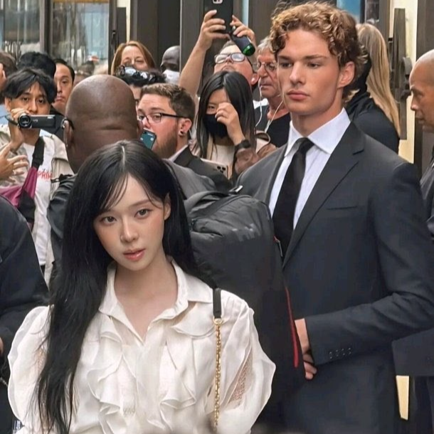 11일 뉴욕에서 열린 ‘랄프로렌 스프링 2026 여성 컬렉션’에 참석한 에스파 윈터(왼쪽)와 모델 나단 오버랜드. 사진ㅣX 캡처