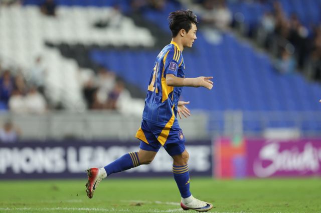 울산 엄원상이 17일 울산문수경기장에서 열린 청두와 ACLE 리그스테이지 1차전 홈경기에서 동점골을 성공시킨 뒤 벤치를 향해 달려가고 있다. 사진제공｜한국프로축구연맹