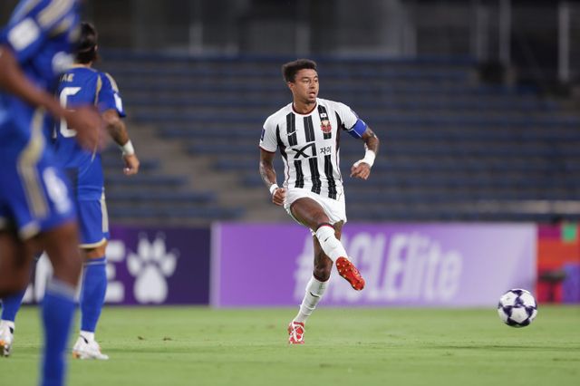 린가드가 16일 기온 스타디움에서 열린 마치다 젤비아와 ACLE 원정경기에서 동료에게 패스하고 있다. 사진제공｜한국프로축구연맹