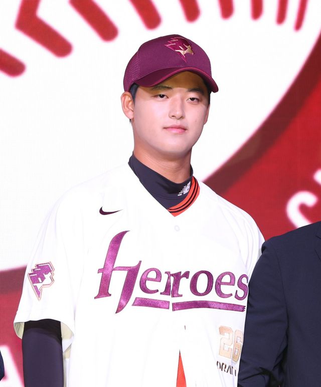 북일고 우투수 박준현은 17일 롯데호텔월드 그랜드볼룸에서 열린 ‘2026 KBO 신인드래프트’에서 전체 1순위로 키움에 지명됐다. 그는 “인성이 먼저인 선수가 되겠다”고 다짐했다. 기념촬영을 하는 박준현. 서울ㅣ뉴시스