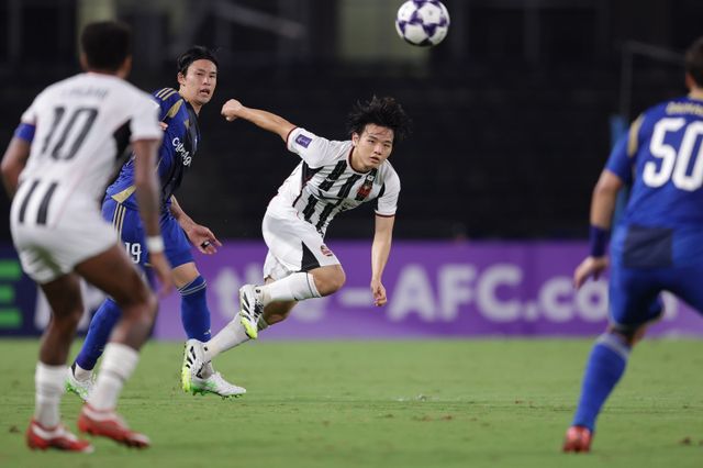 서울 황도윤(가운데)이 16일 일본 도쿄 마치다 기온 스타디움에서 열린 마치다 젤비아와&nbsp;2025~2026시즌 ACLE 동아시아권역 리그 스테이지 1차전 원정경기 도중 넘어지면서 패스하고 있다. 사진제공｜한국프로축구연맹