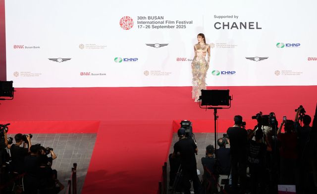 [부산=뉴시스] 하경민 기자 = 제30회 부산국제영화제 개막식이 열린 17일 부산 해운대구 영화의전당에서 블랙핑크 리사가 레드카펫을 지나고 있다. 26일까지 열흘간 열리는 이번 영화제는 7개 극장 31개 스크린에서 공식 초청작 64개국 241편과 커뮤니티비프 87편 등 총 328편의 작품을 상영한다. 2025.09.17. yulnetphoto@newsis.com