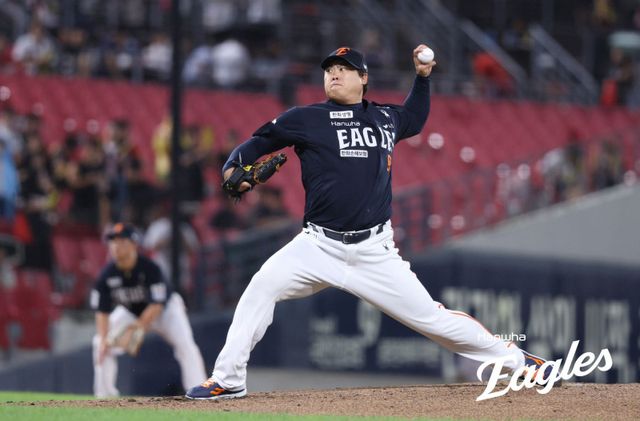 한화 류현진이 17일 광주-기아챔피언스필드에서 열린 KIA전에 선발등판해 힘차게 공을 던지고 있다. 류현진은 5이닝 8탈삼진 2실점 호투로 팀의 6-2 승리를 이끌며 개인 9승(7패)째를 수확했다. 사진제공｜한화 이글스