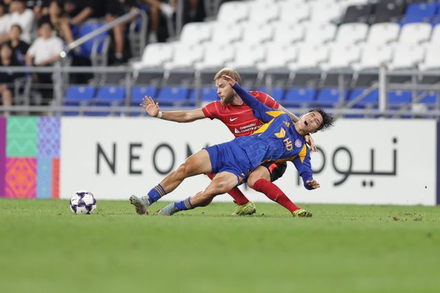 울산 백인우(앞)가 17일 울산문수경기장에서 열린 청두와 ACLE 리그 스테이지 1차전 홈경기 도중 상대 수비수 티모의 허슬 플레이에 넘어지고 있다. 사진제공｜한국프로축구연맹