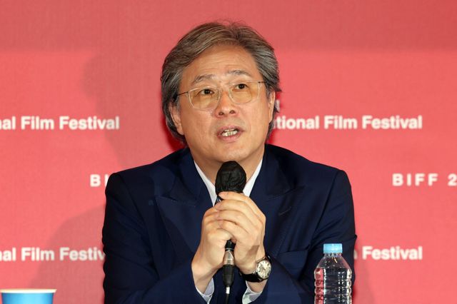 [부산=뉴시스] 박진희 기자 = 제30회 부산국제영화제 개막작 ‘어쩔수가없다’ 감독 박찬욱이 17일 부산 해운대구 영화의전당 중극장에서 기자회견을 하고 있다. 2025.10.17. pak7130@newsis.com