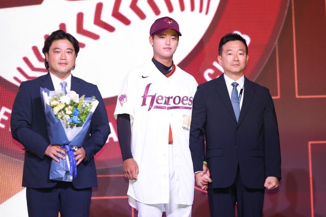 북일고 우투수 박준현(가운데)은 17일 롯데호텔월드 그랜드볼룸에서 열린 ‘2026 KBO 신인드래프트’에서 전체 1순위로 키움에 지명됐다. 그는 “인성이 먼저인 선수가 되겠다”고 다짐했다. 아버지 박석민 전 두산 코치(왼쪽), 허승필 키움 단장과 기념촬영을 하는 박준현. 서울ㅣ뉴시스