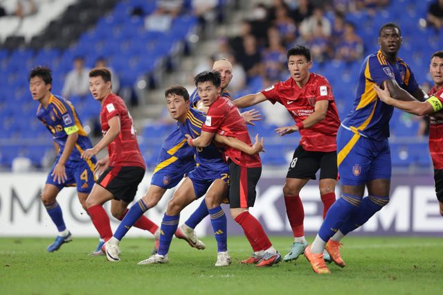 울산(파란색 유니폼)과 청두 선수들이 17일 울산문수경기장에서 열린 ACLE 리그 스테이지 1차전 도중 세트피스 상황서 몸싸움을 하고 있다. 사진제공｜한국프로축구연맹