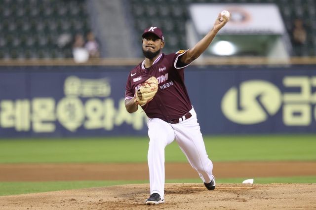 키움 외국인투수 메르세데스가 17일 잠실 두산전에서 7이닝 1실점의 올 시즌 최고의 투구로 팀의 4-1 승리를 이끌고 3승(2패)째를 챙겼다. 역투하는 메르세데스. 사진제공｜키움 히어로즈