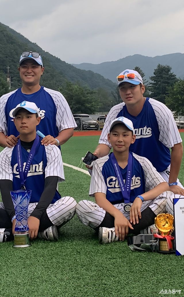 유소년야구 역사상 처음으로 한 팀에서 동시에 2명의 KBO 신인드래프트 지명자가 배출됐다. 경기 일산자이언츠유소년야구단 출신 이민준(휘문고·왼쪽)과 최현우(배명고·오른쪽)다. 사진은 2020년 제9회 인제군수배 전국유소년야구대회 준우승 직후 기념 촬영. 사진 제공｜대한유소년야구연맹