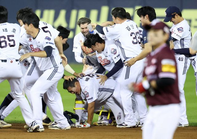 두산 홍성호(가운데)가 18일 잠실 키움전에서 9회말 대타로 나서 끝내기 안타를 쳐내며 팀의 3-2 승리를 이끌었다. 두산 선수들이 데뷔 첫 끝내기 안타를 쳐낸 홍성호를 축하해주고 있다. 잠실｜뉴시스