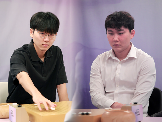 신진서(왼쪽)와 박정환. 한국기원 제공