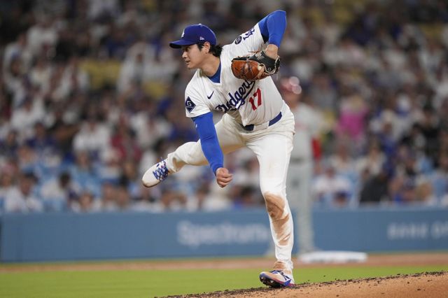 다저스 오타니(사진)는 PS시즌 불펜등판 가능성 때문에 외야 겸업에도 의지를 보였다. 그러나 로버츠 감독의 생각은 다르다. 부상 위험도를 줄이고자 오타니의 외야 출전 가능성에 관해 선을 그었다.｜AP뉴시스