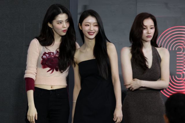 [부산=뉴시스] 박진희 기자 = 영화 ‘프로젝트 Y’ 배우 한소희, 전종서, 유아가 18일 부산 해운대구 영화의전당 BIFF 야외무대에서 제30회 부산국제영화제 오픈토크를 하고 있다. 2025.09.18. pak7130@newsis.com