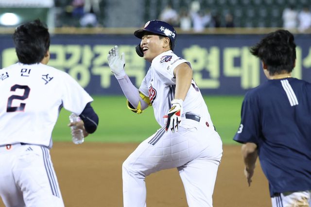 두산 홍성호(오른쪽)가 18일 잠실 키움전에서 9회말 대타로 나서 끝내기 안타를 쳐내며 팀의 3-2 승리를 이끌었다. 데뷔 첫 끝내기 안타를 쳐낸 홍성호가 김민석(왼쪽)의 물세례를 피해 달아나고 있다. 잠실｜뉴시스