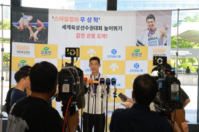 ‘스마일 점퍼’ 우상혁(가운데)이 18일 김포공항에서 열린 귀국 기자회견에서 2025세계육상선수권 남자 높이뛰기에서 은메달을 수확한 소감을 설명하고 있다. 그는&nbsp;지난달 10일 유럽전지훈련 도중 종아리와 발목을 다쳤지만 이를 딛고 한국육상 역대 최고 성적과 타이인 은메달을 따냈다. 사진제공│대한육상연맹