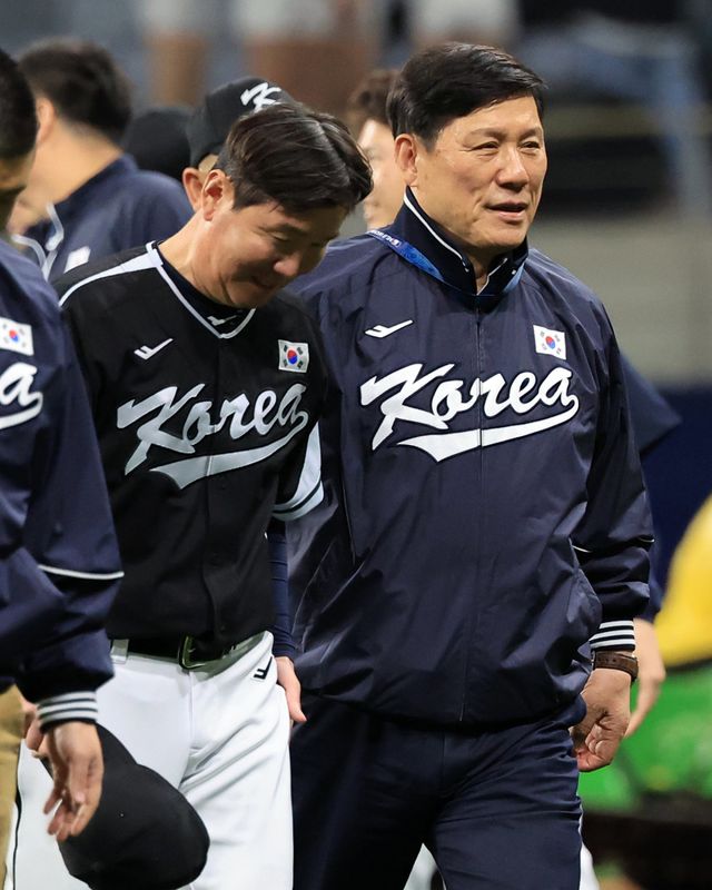 류지현 대표팀 감독(왼쪽)은 19일 미국으로 출국해 한국계 메이저리거들을 만나 2026 WBC 출전 의사를 타진할 계획이다.｜뉴시스