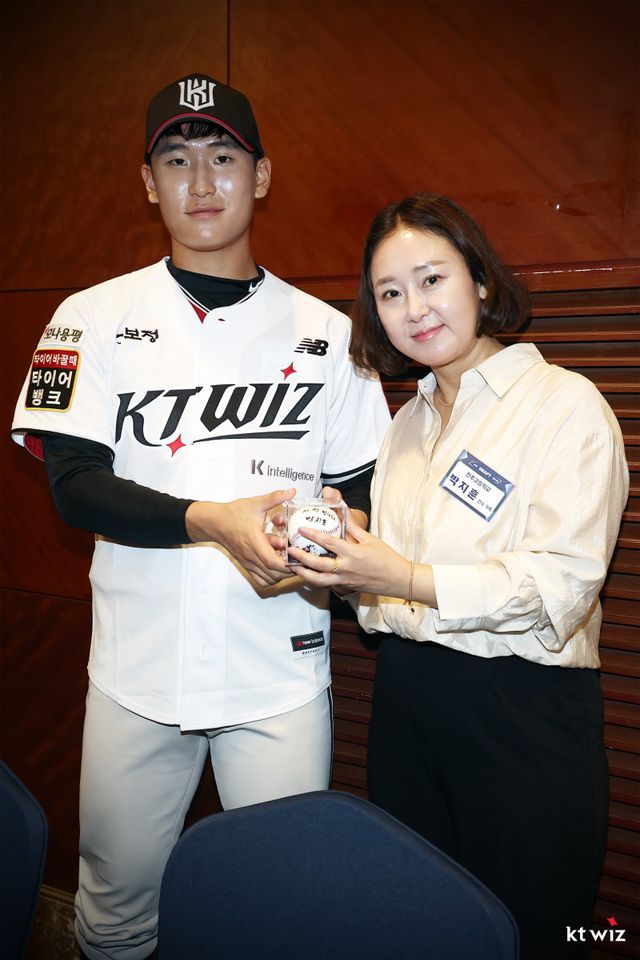 KT 선수단이 프로 선수로서 첫발을 내딛는 루키들을 응원했다. 그들은 선배들의 값진 선물에 환한 미소를 보였다. 사진제공｜KT 위즈