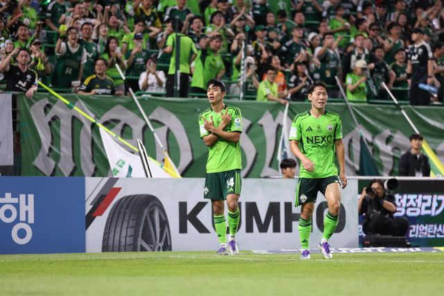전북은 20일 전주성에서 열릴 김천전을 이기면 대전하나시티즌, 포항 스틸러스 등 2위권 팀들의 경기 결과에 따라 27일 서울월드컵경기장에서 통산 10번째 대관식을 치를 수 있다. 마침 강상윤(오른쪽)도 부상에서 돌아와 완벽한 전력이 구축됐다. 사진제공｜한국프로축구연맹
