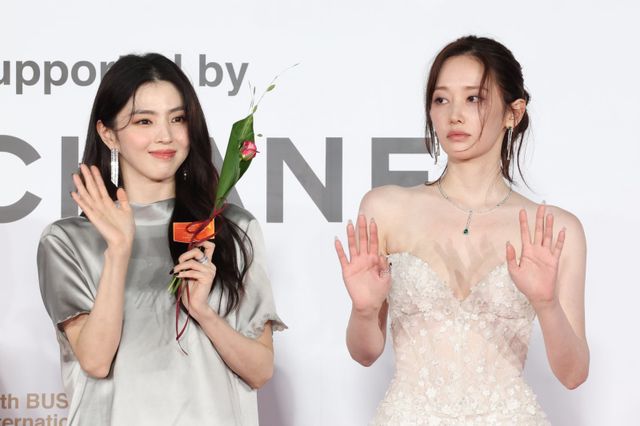 [부산=뉴시스] 박진희 기자 = 한소희, 전종서 배우가 부산 해운대구 영화의전당에서 열린 제30회 부산국제영화제 개막식 레드카펫 행사에 참석하고 있다. 2025.10.17. pak7130@newsis.com