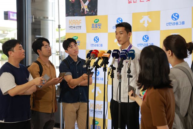 ‘스마일 점퍼’ 우상혁(왼쪽 4번째)이 18일 김포공항에서 열린 귀국 기자회견에서 2025세계육상선수권 남자 높이뛰기에서 은메달을 수확한 소감을 설명하고 있다. 그는&nbsp;지난달 10일 유럽전지훈련 도중 종아리와 발목을 다쳤지만 이를 딛고 한국육상 역대 최고 성적과 타이인 은메달을 따냈다. 사진제공│대한육상연맹