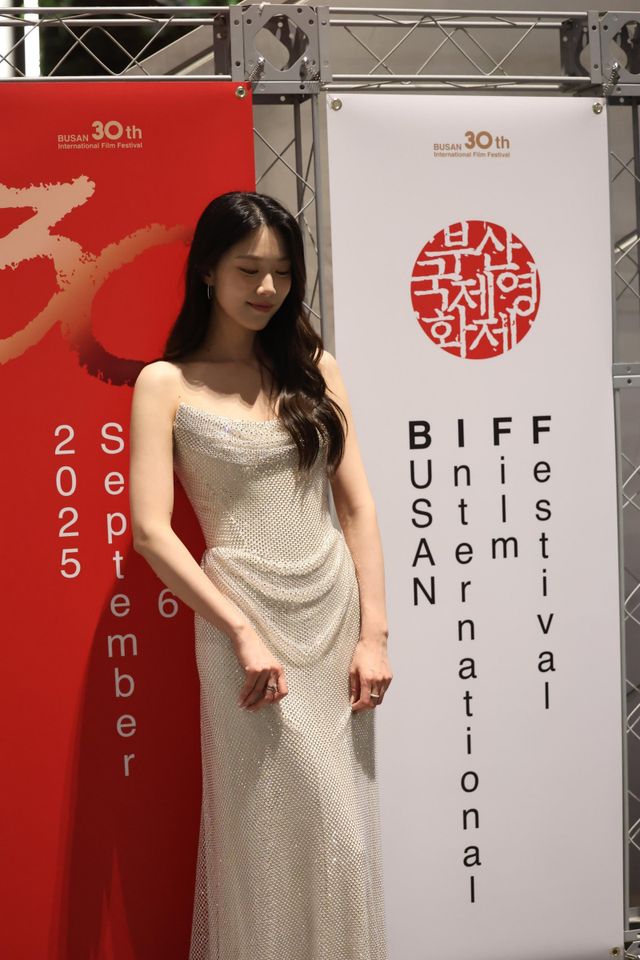 배우 이주우가 영화 ‘트루먼의 사랑’으로&nbsp;30회 부산국제영화제 레드카펫에 참석해 우아한 매력을 뽐냈다. 사진제공 | 에코글로벌그룹