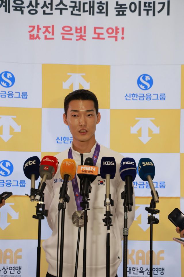 ‘스마일 점퍼’ 우상혁이 18일 김포공항에서 열린 귀국 기자회견에서 2025세계육상선수권 남자 높이뛰기에서 은메달을 수확한 소감을 설명하고 있다. 그는 지난달 10일 유럽전지훈련 도중 종아리와 발목을 다쳤지만 이를 딛고 한국육상 역대 최고 성적과 타이인 은메달을 따냈다. 사진제공│대한육상연맹