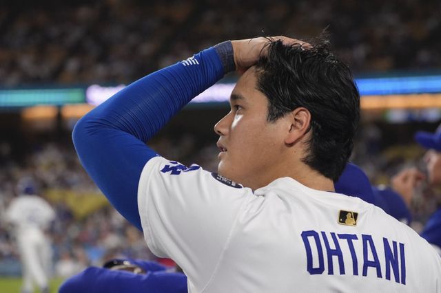 다저스 오타니(사진)는 PS시즌 불펜등판 가능성 때문에 외야 겸업에도 의지를 보였다. 그러나 로버츠 감독의 생각은 다르다. 부상 위험도를 줄이고자 오타니의 외야 출전 가능성에 관해 선을 그었다.｜AP뉴시스