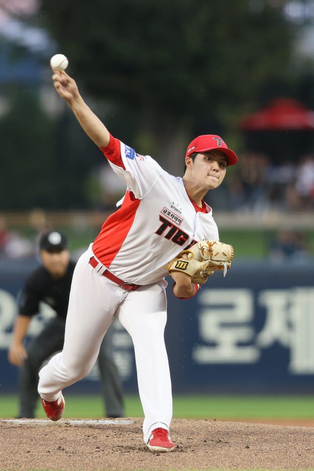 KIA 김태형은 미래 1선발 재목이라는 평가에 알맞은 힘찬 투구를 16일 광주 한화전에서 선보였다. 시즌 막판 균열이 생긴 선발진의 희망으로 떠오르고 있다. 사진제공｜KIA 타이거즈