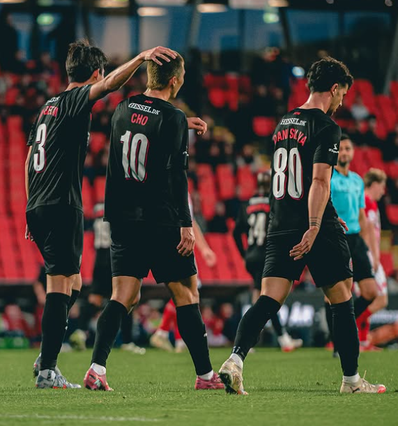 미트윌란 조규성(가운데)이 18일(한국시간) 덴마크 올보르의 포틀랜드 파크에서 열린 올보르 BK와 2025~2026시즌&nbsp;DBU&nbsp;컵 32강 원정경기에서 2-0으로 앞선 후반 29분 골을 터트린 뒤 팀 동료 이한범(왼쪽)과 실바(오른쪽)의 축하를 받고 있다. 무릎부상과 합병증으로 지난 시즌을 통째로 날린 그는&nbsp;지난해 5월 13일 오르후스전 이후 493일만에&nbsp;골맛을 봤다. 사진출처│미트윌란 인스타그램