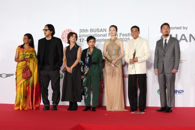 [부산=뉴시스] 박진희 기자 = 제30회 부산국제영화제 경쟁부분 심사위원장 나홍진 감독, 심사위원 홍콩 배우 양가휘, 인도 배우 겸 감독 난디타 다스, 이란 여성 감독 마르지예 메쉬키니, 영화 감독 코고나다, 인도네시아 프로듀서 율리아 에비나 바하라, 배우 한효주가 17일 부산 해운대구 영화의전당에서 제30회 부산국제영화제 개막식 레드카펫 행사에 참석하고 있다. 2025.10.17. pak7130@newsis.com