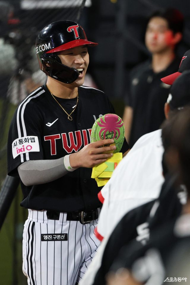 LG 박해민이 18일 수원KT위즈파크에서 열린 KT와 더블헤더 제2경기 2회초 득점을 올린 뒤 덕아웃에서 동료들과 기쁨을 나누고 있다. LG는 박해민의 활약에 힘입어 더블헤더를 휩쓸고 정규시즌 우승 가능성을 높였다. 사진제공｜LG 트윈스