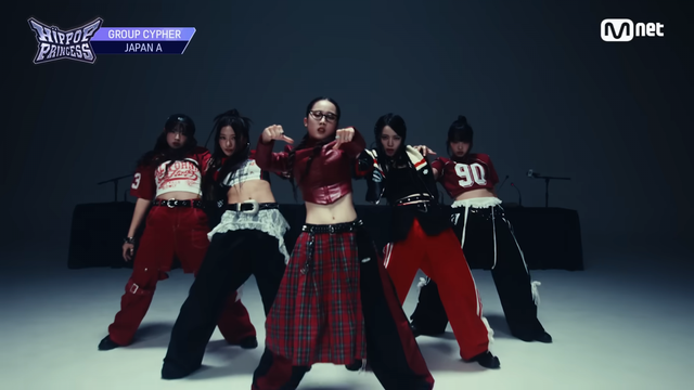 ‘쇼미더머니12’에 프로듀서로 참여하는 래퍼 저스디스는 선공개 된 싸이퍼 영상에서 가수 이찬혁을 디스해 커뮤니티 내 갑론을박에 불을 지폈다. 힙합 걸그룹 결성을 위한 ‘언프리티 랩스타: 힙팝 프린세스’는 오는 10월 첫 출격한다. 사진출처 | 엠넷 ‘쇼미더머니 12’ 싸이퍼 영상· ‘언프리티 랩스타: 힙팝 프린세스’ 그룹 싸이퍼 영상 캡처