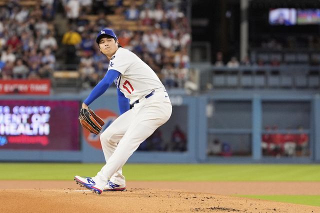 다저스 오타니(사진)는 PS시즌 불펜등판 가능성 때문에 외야 겸업에도 의지를 보였다. 그러나 로버츠 감독의 생각은 다르다. 부상 위험도를 줄이고자 오타니의 외야 출전 가능성에 관해 선을 그었다.｜AP뉴시스