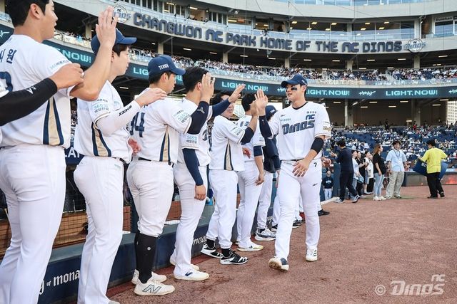 NC 김주원(오른쪽)은 후반기 리그 전체에서도 압도적인 공격 페이스를 선보이고 있다. 데뷔 첫 골든글러브 수상이 유력하다. 사진제공｜NC 다이노스