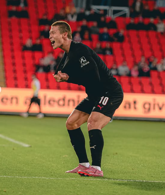 미트윌란 조규성이 18일(한국시간) 덴마크 올보르의 포틀랜드 파크에서 열린 올보르 BK와 2025~2026시즌&nbsp;DBU&nbsp;컵 32강 원정경기에서 2-0으로 앞선 후반 29분 골을 터트린 뒤 포효하고 있다. 무릎부상과 합병증으로 지난 시즌을 통째로 날린 그는&nbsp;지난해 5월 13일 오르후스전 이후 493일만에&nbsp;골맛을 봤다. 사진출처│미트윌란 인스타그램